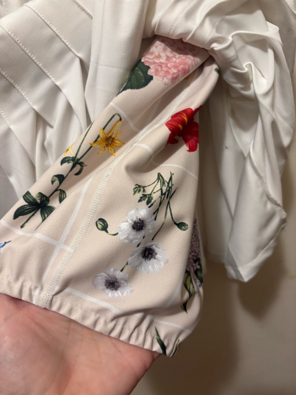 Tuckernuck pleated skirt white with fresh buds shorts 15” Large - Picture 4 of 9